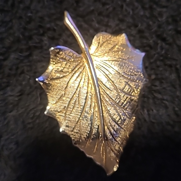 Vintage Leaf Earrings and Brooch Set - Picture 7 of 8